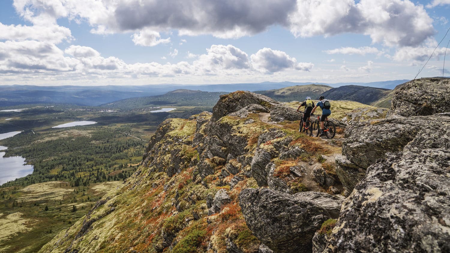 Syklister på fjellet med utsikt utover Rondane fjellet - foto Spidsbergseter Resort Rondane