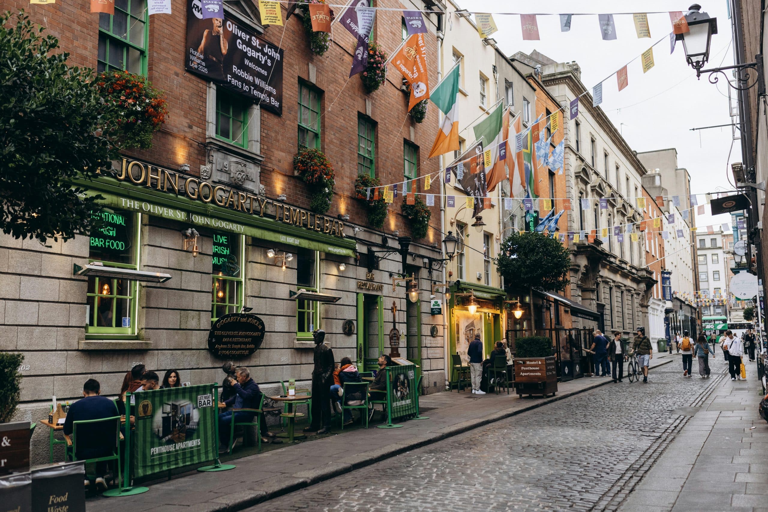 Tradisjonell irsk pubgate i Temple Bar-området i Dublin med flagg, brostein og uteservering