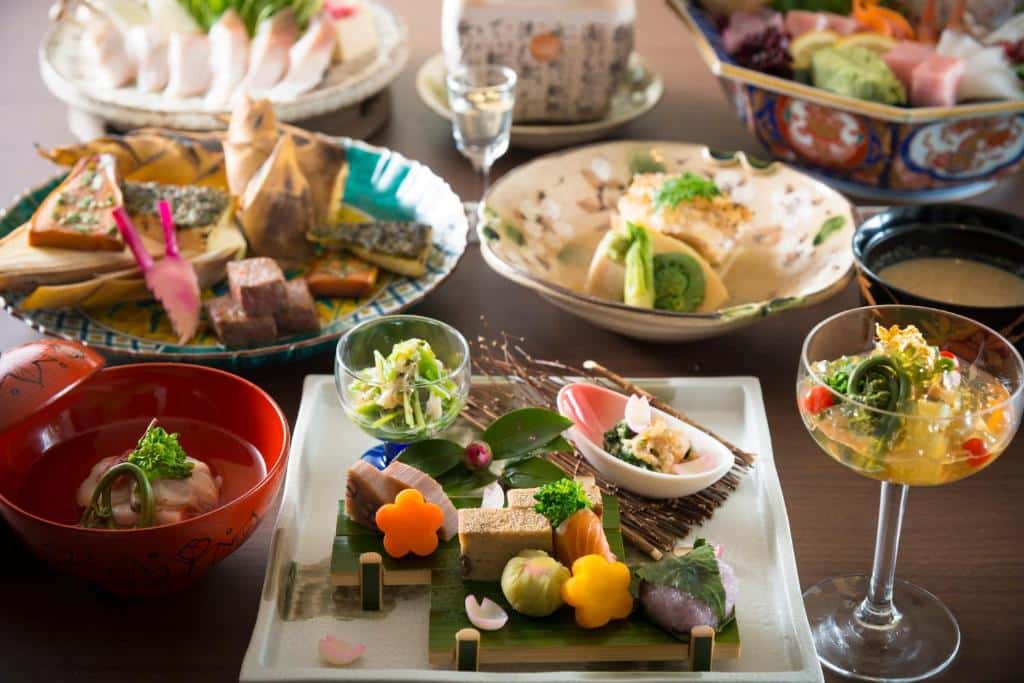 Tradisjonell japansk kaiseki-middag med sesongbaserte småretter og kunstnerisk presentasjon på Tachibana Shikitei ryokan i Japan.