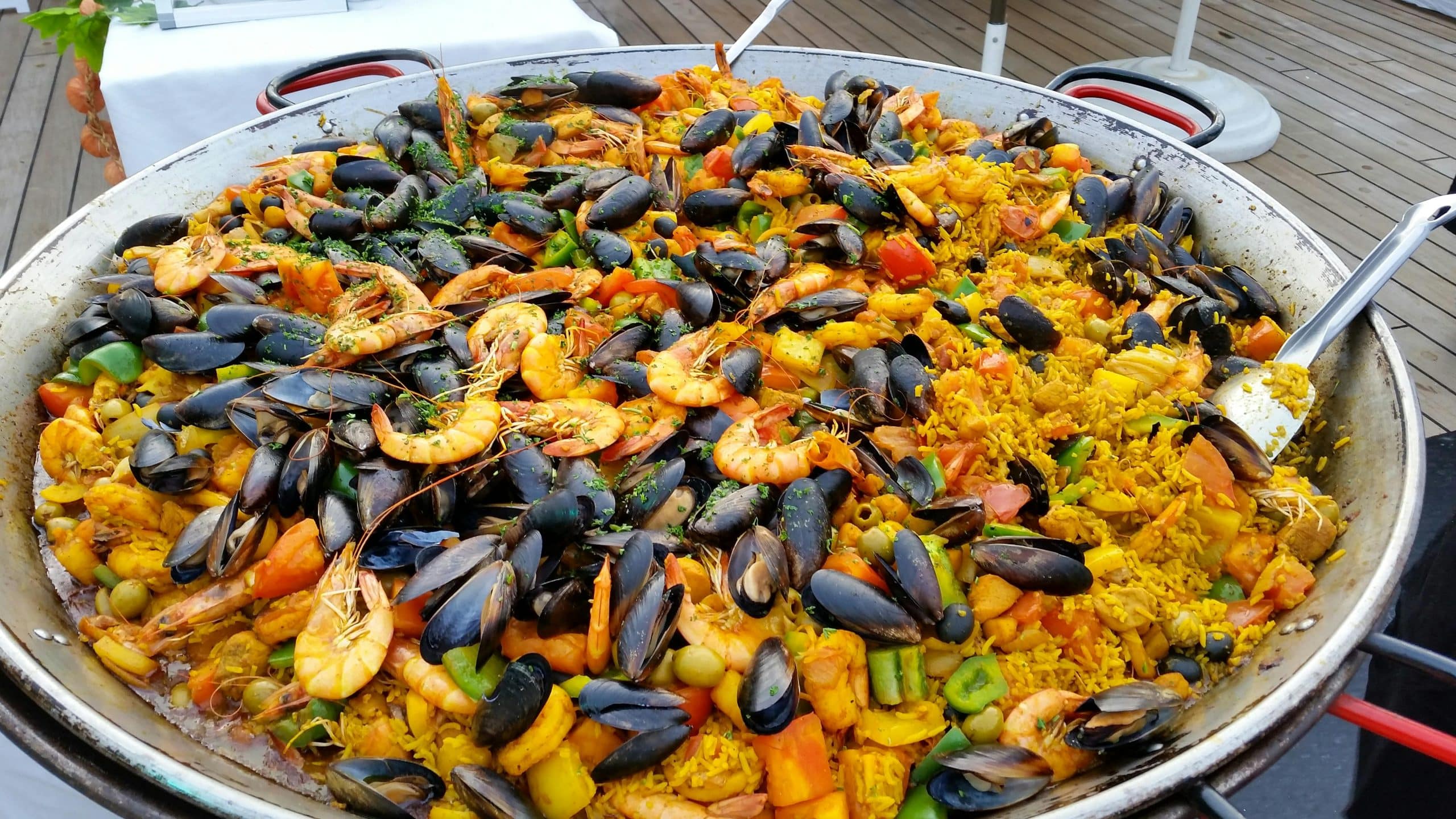 Tradisjonell spansk paella med blåskjell og reker i Torrevieja på Costa Blanca – middelhavsmat med fersk sjømat og safranris.