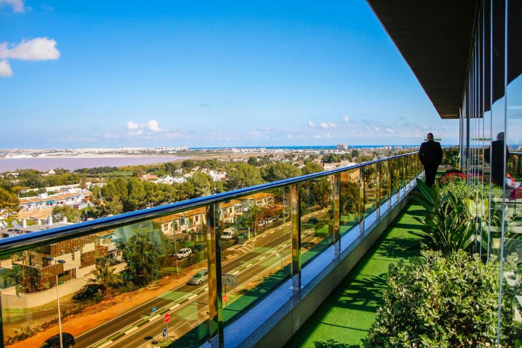 Utsikt fra Dña Monse Hotel Spa & Golf i Torrevieja med panorama over saltsjøene og Middelhavet på Costa Blanca i Spania.