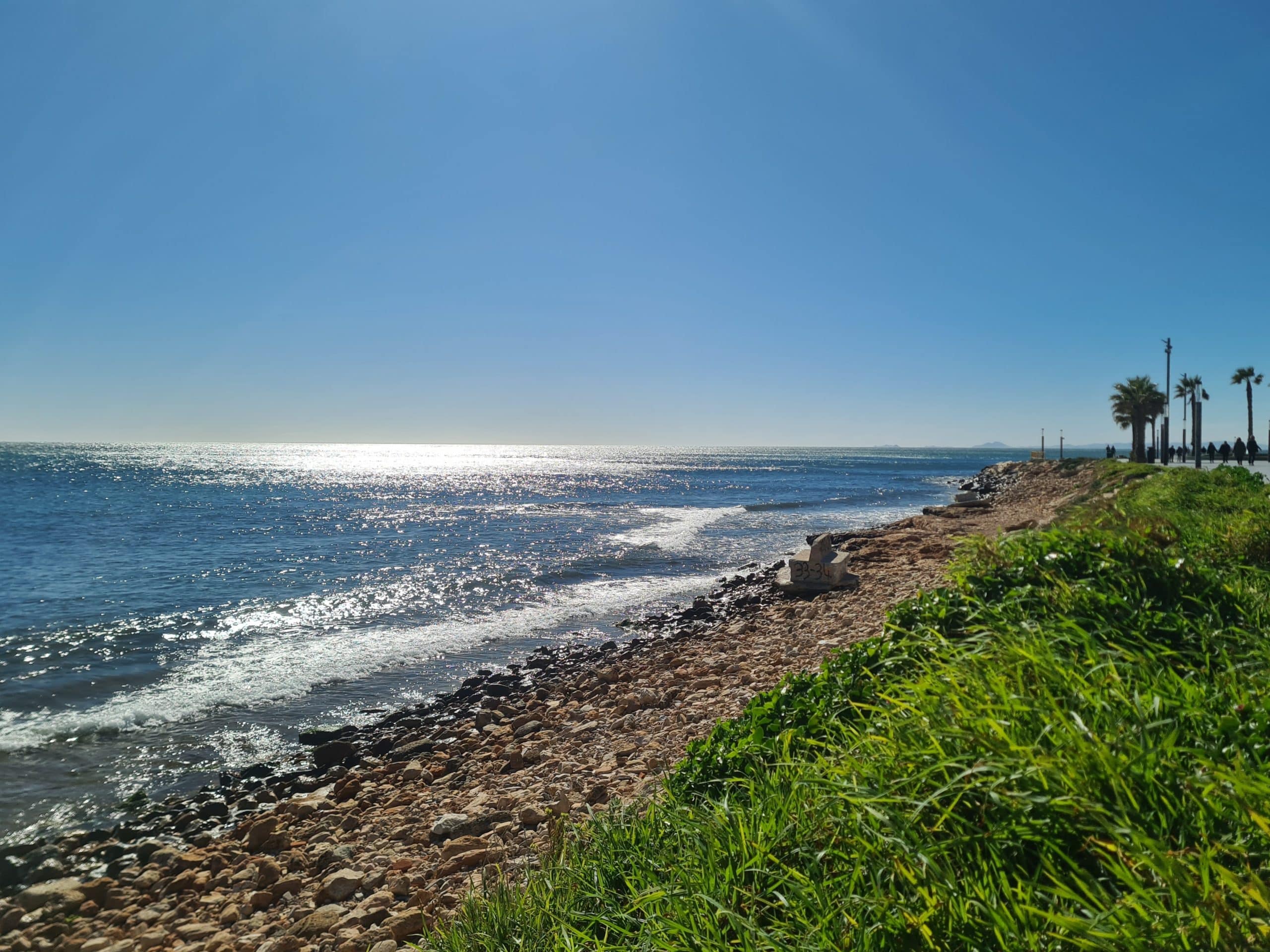 Utsikt mot det glitrende Middelhavet fra kyststien i Torrevieja – typisk panoramastrekk langs strandpromenaden mellom sentrum og La Mata på Costa Blanca i Spania.