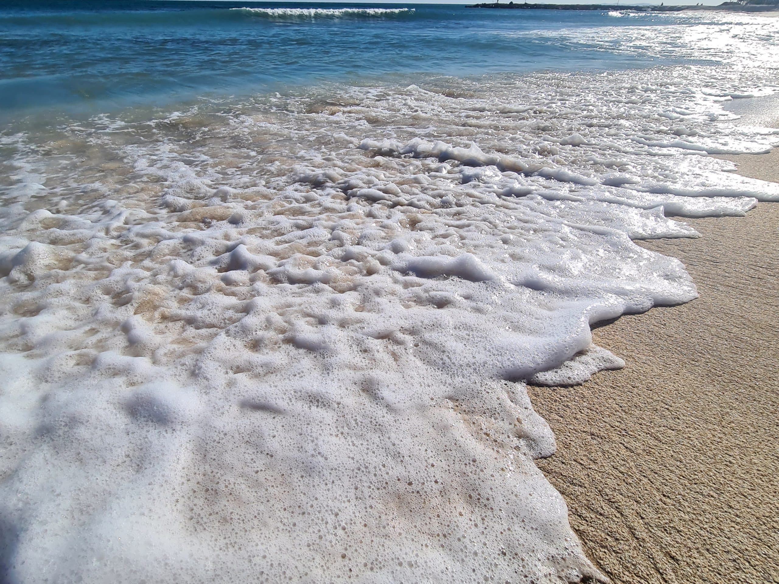 Torrevieja strand, brusende bølger opp på stranden i solskinn